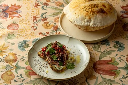 Лопатка ягненка с баклажаном и дзадзыки