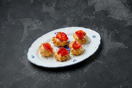 Профитроли со слабосоленым лососем и творожным сыром