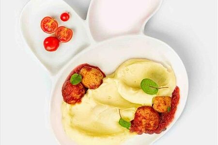 Пюре с фрикадельками в томатном соусе