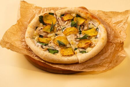 Пицца с картофелем и грибами