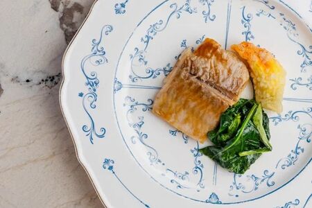Карамелизированная треска со шпинатом и сливочным соусом