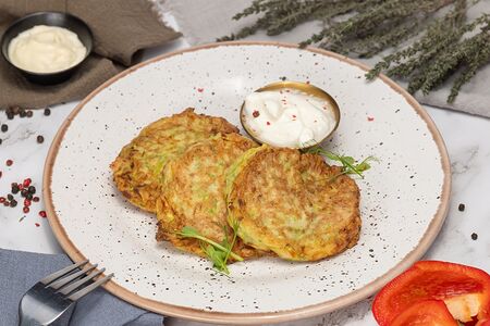 Оладьи из кабачка со сметаной