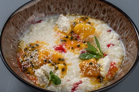 Каша рисовая с манго и кокосовым молоком