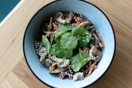 Вок с грибами