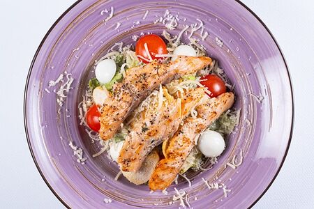 Салат Цезарь с лососем 