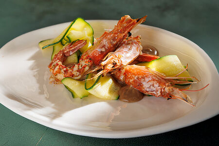 Креветки на гриле с цукини