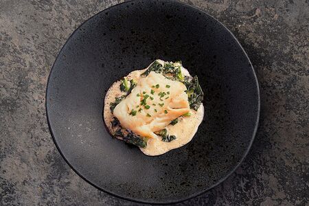 ⁠Треска на пару на шпинатной подушке