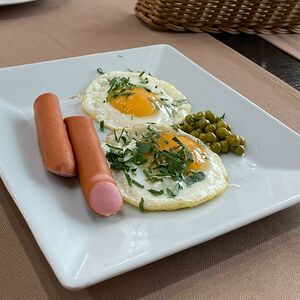 Яичница с баварской сосиской и горошком