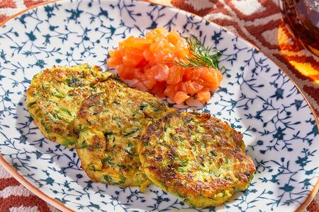 Оладьи из кабачков с форелью слабой соли