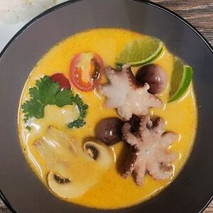 Суп Том Ям с осьминожками