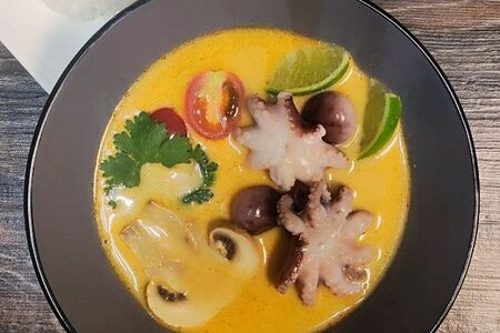 Суп Том Ям с осьминожками