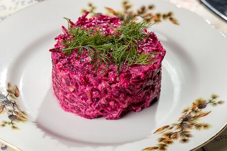 Салат со свеклой, грецким орехом и черносливом