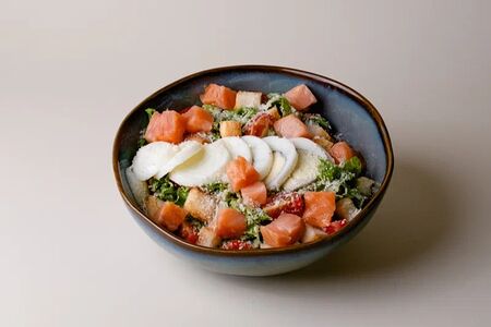 Салат Цезарь с лососем