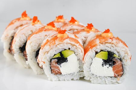 В креветке с чёрной икрой тобико