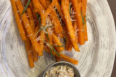 Батат фри с пармезаном и пастой из лисичек с чесноком 