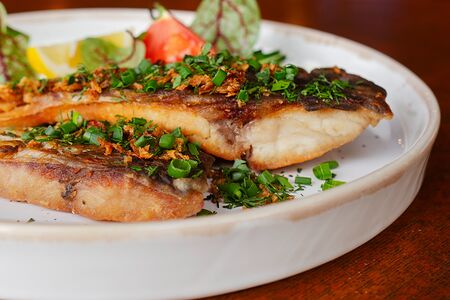 Филе Карпа, жареное по-домашнему рецепту с соусом из копченой сметаны