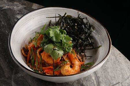 Креветки и кальмар в соусе том-ям