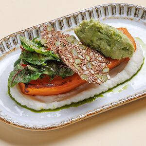 Բատատ ավոկադոյի խյուսով նեխուրի արմատով և միքս աղցանով