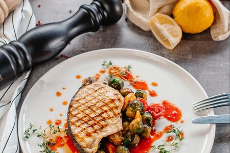 Стейк из масляной рыбы с брюссельской капустой и мини-кукурузой