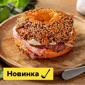 Бейгл Рубен с пастрами из говядины