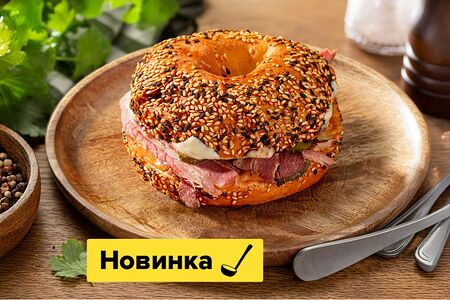Бейгл Рубен с пастрами из говядины