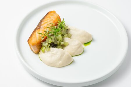 Стейк из лосося с релишем из винограда и анчоуса