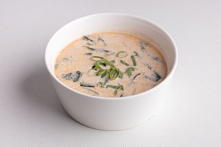 Сливочно-кокосовый суп с лососем и вакаме