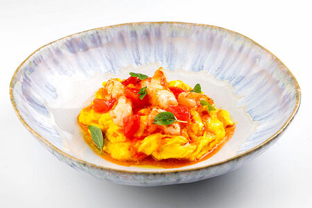 Скрембл с креветками и соусом каталана