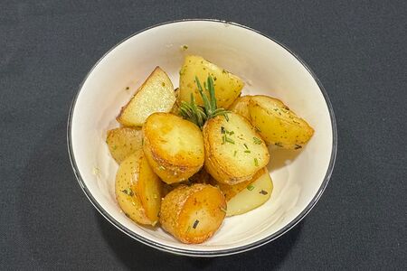 Жареный мини-картофель с чесноком и розмарином