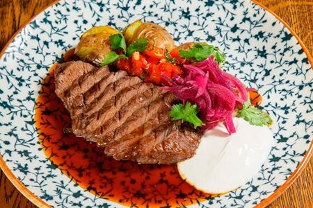 Стейк из говядины с печеным картофелем