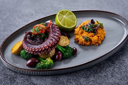 Осьминог с картофелем и хумусом из моркови 