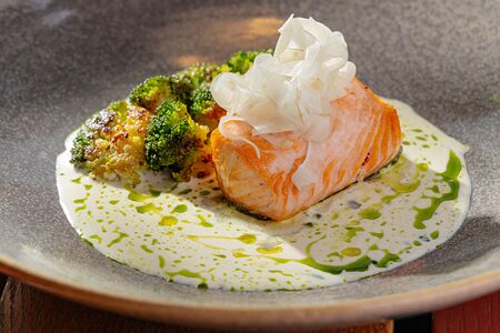 Стейк из лосося с броколли и соусом из белого вина