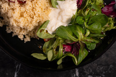 Кускус с вялеными томатами, страчателлой и миксом трав