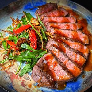 Японский стейк из говядины с хрустящим салатом