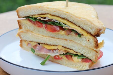 Сэндвич с беконом и сыром