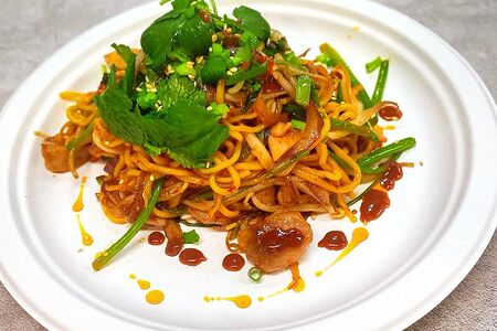 Лапша пшеничная с цыплёнком и бобовым соусом