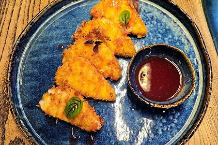 Жареный сыр с малиново-имбирным соусом