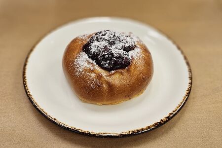 Ватрушка с творогом и вишней