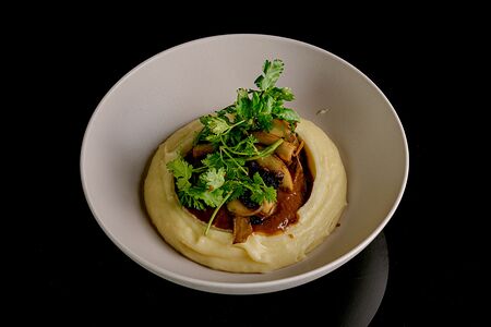 Томлёные телячьи щечки