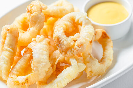 Кальмар темпура с манговым айоли