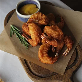 Тигровые креветки в кляре с соусом айоли