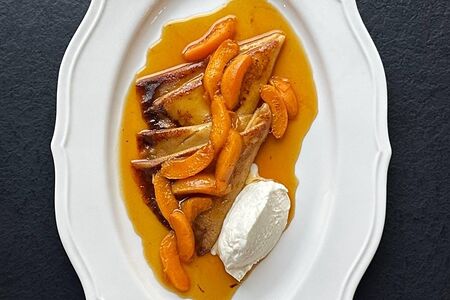 Блины сладкие в цитрусовом соусе юдзу с караселью и сезонными фруктами