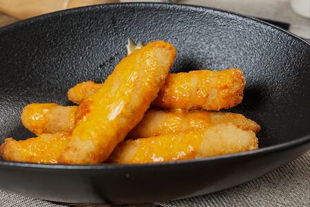 Куриные стрипсы с соусом чеддер