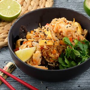 Wok с рисом и креветками