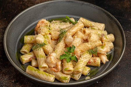 Макароны с креветками и соусом биск