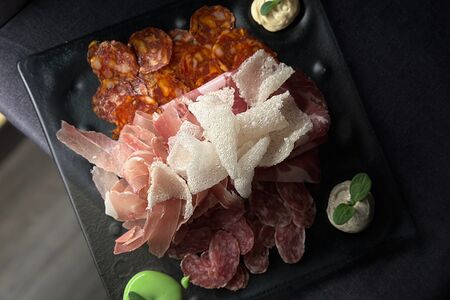 Мясные деликатесы
