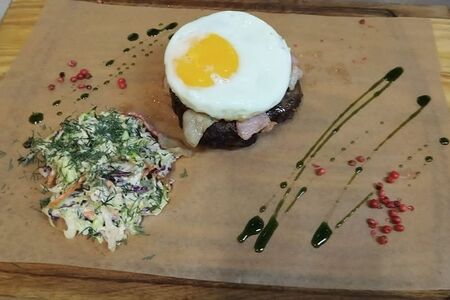 Бифштекс из баранины и говядины с жареным яйцом и беконом