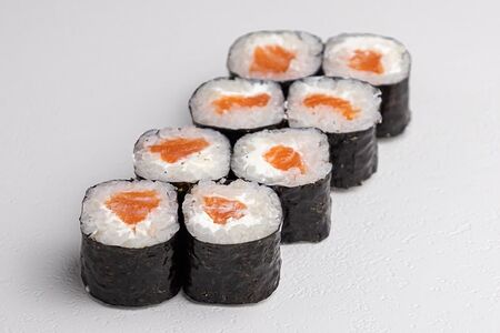 Ролл с лососем и филадельфией