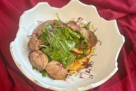 Салат с персиками и уткой