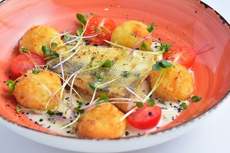 Судак с крокетами и соусом из белых грибов